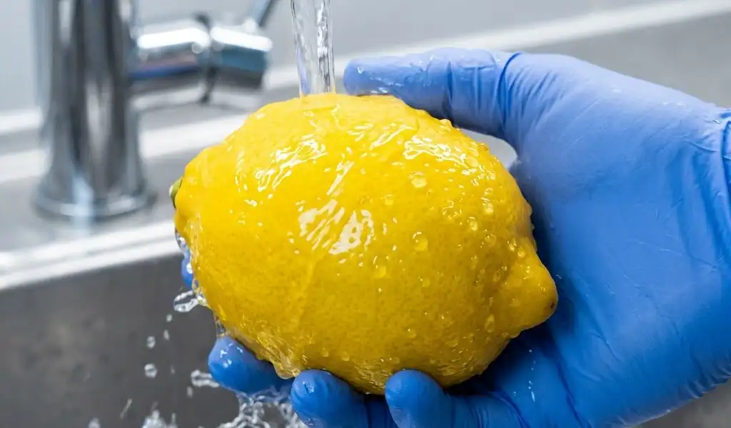Pesticides et cire de synthèse : ce que vous ingérez en mangeant la peau d’un citron classique