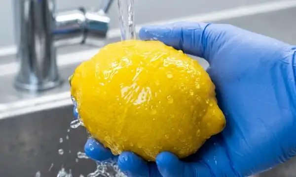 Pesticides et cire de synthèse : ce que vous ingérez en mangeant la peau d’un citron classique